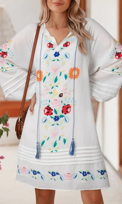 Vestido mini con estampado floral blanco, estilo bohemio