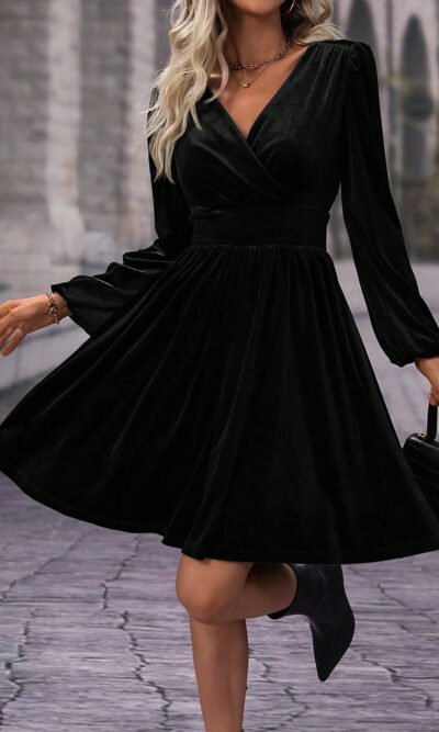Vestido corto de terciopelo negro