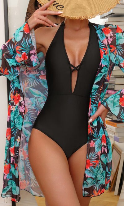 Traje de baño negro con cuello halter y cover up estampado floral