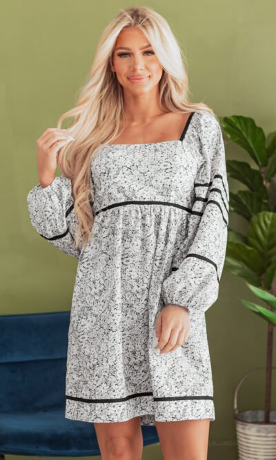 Vestido mini con cuello cuadrado, espalda abierta con estampado floral gris