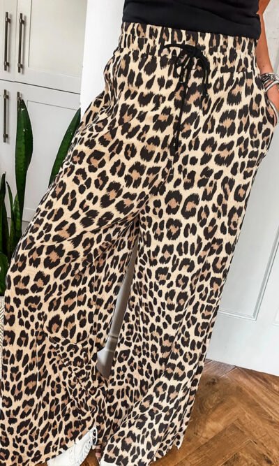 Pantalones anchos y cordón de leopardo
