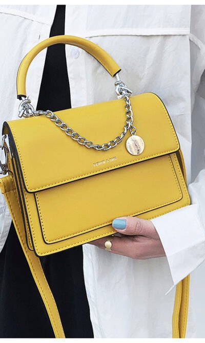 Bolsa de mano amarilla con correa de piel