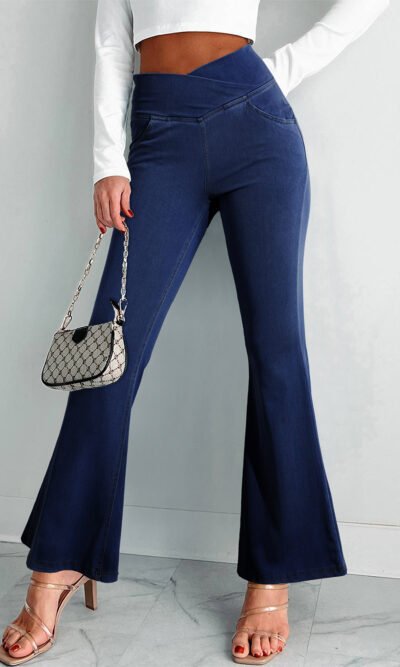 Jeans acampanados de corte  alto con cintura cruzada azul