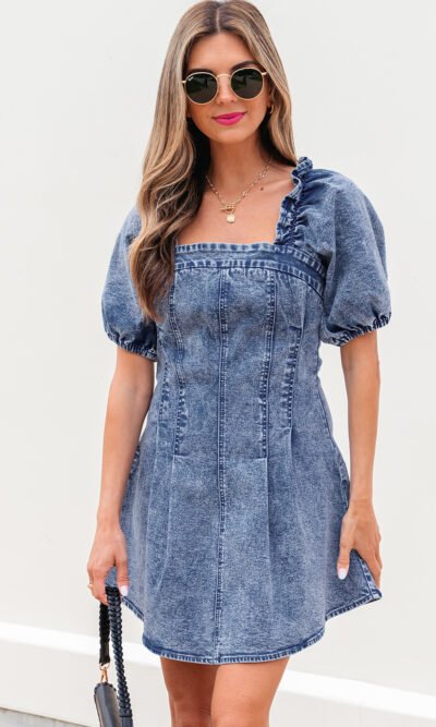 Vestido mezclilla corto azul con escote cuadrado, mangas abullonadas y volantes
