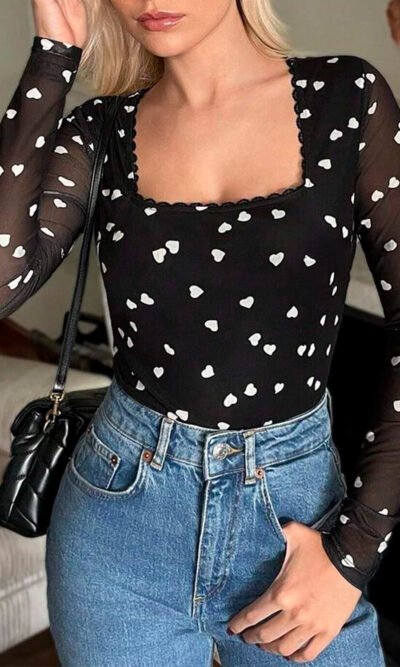 Body negro de malla con cuello cuadrado y patchwork en forma de corazón