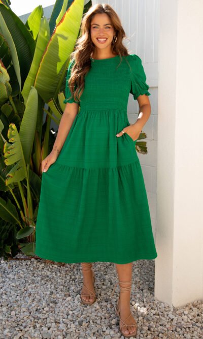 Vestido largo verde oscuro con textura lisa, manga corta